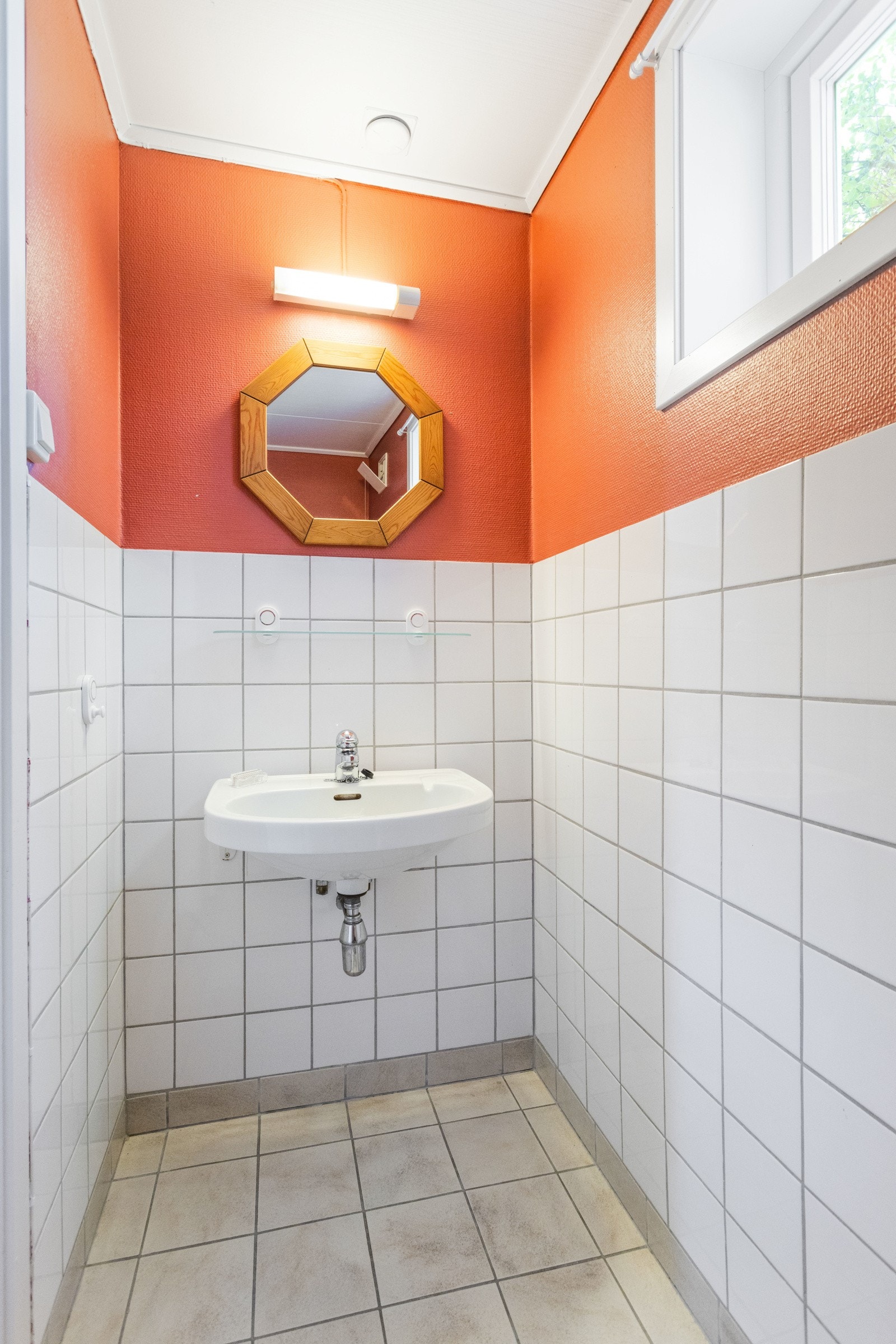 Toalettrom i kjeller. Galleribilde