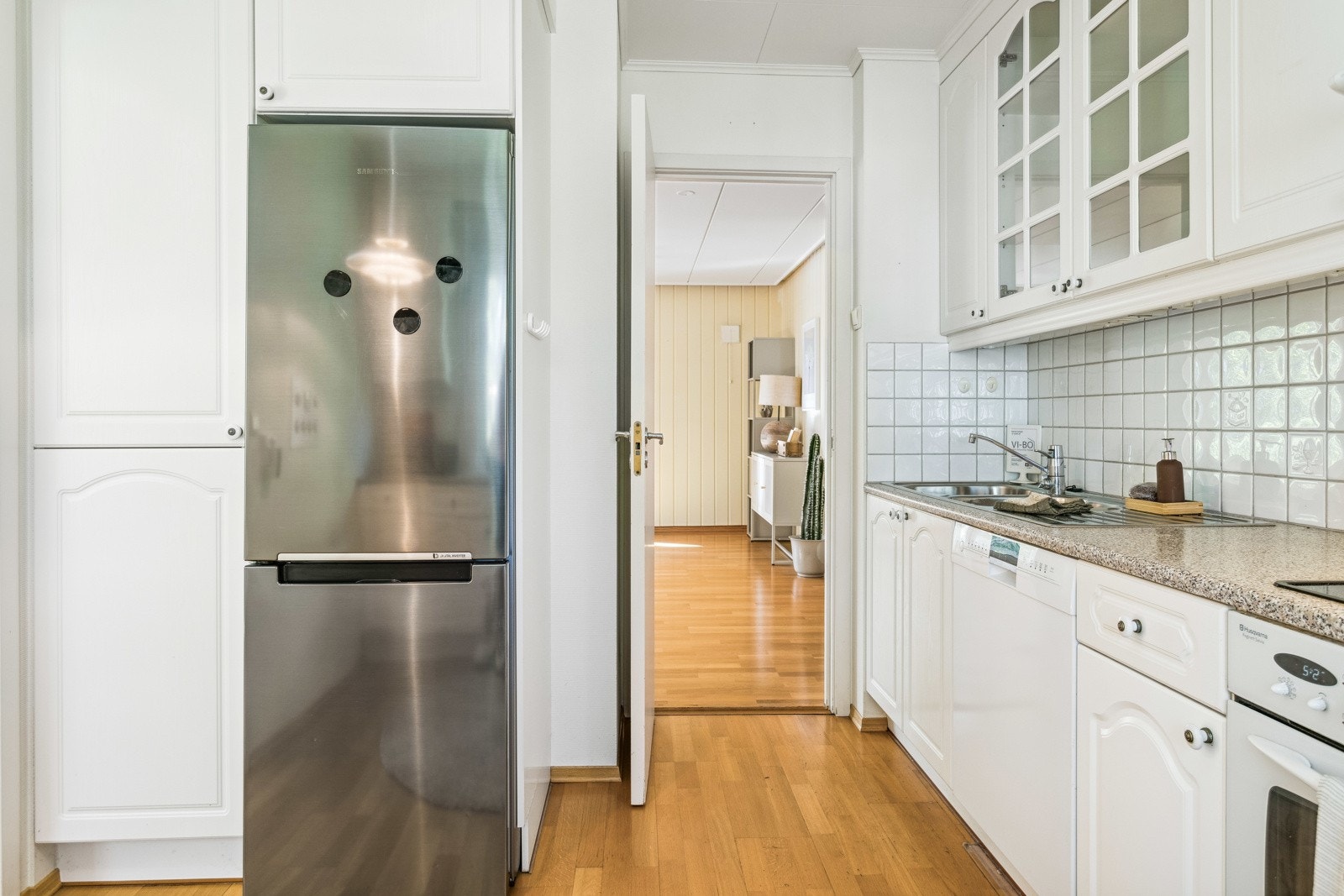 Fra kjøkkenet er det enkel tilgang til spisestuen. Galleribilde