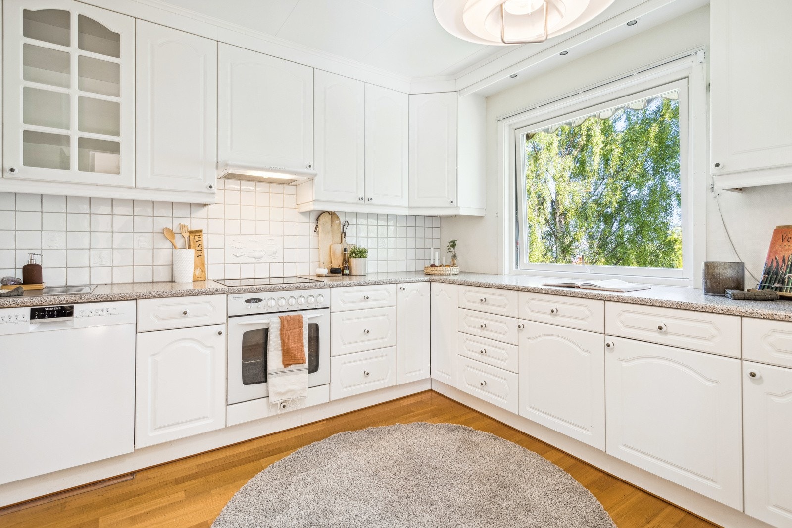 Stort kjøkken med mye skap- og skuffe plass. Galleribilde