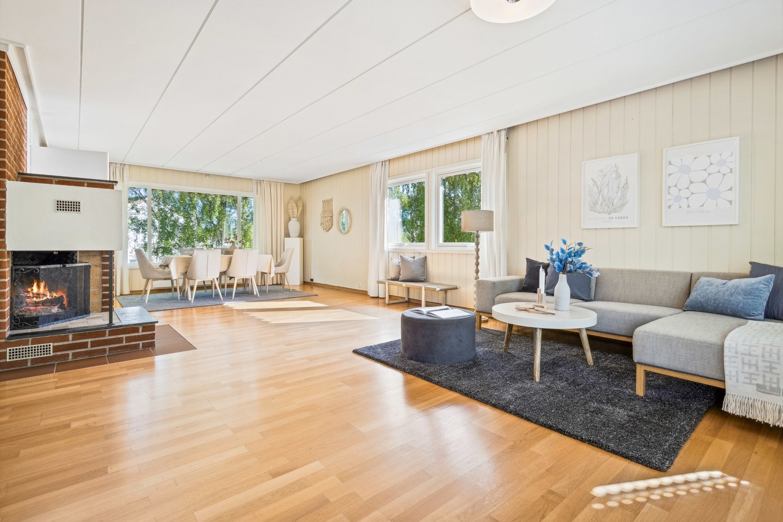 Store vindusflater i stuen gir godt med naturlig gjennomlys. Vinduene i boligen er skiftet i 2016. Galleribilde