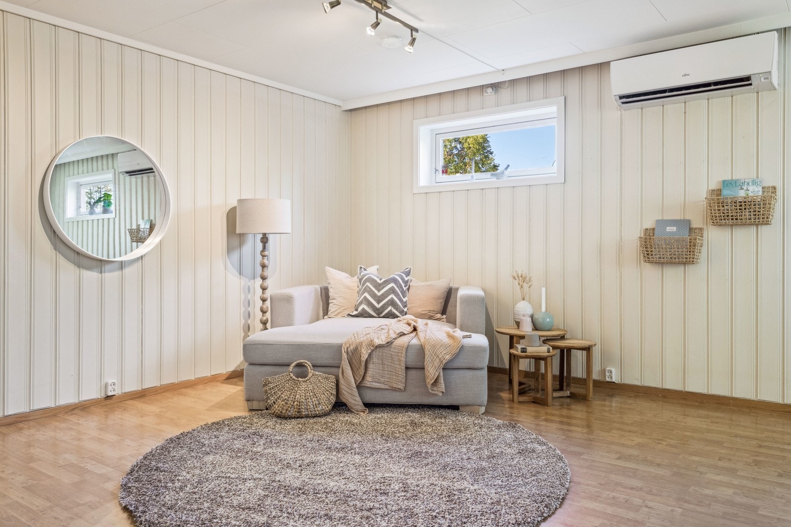 Det er innstallert varmepumpe i kjellerstuen/ hallén. Galleribilde