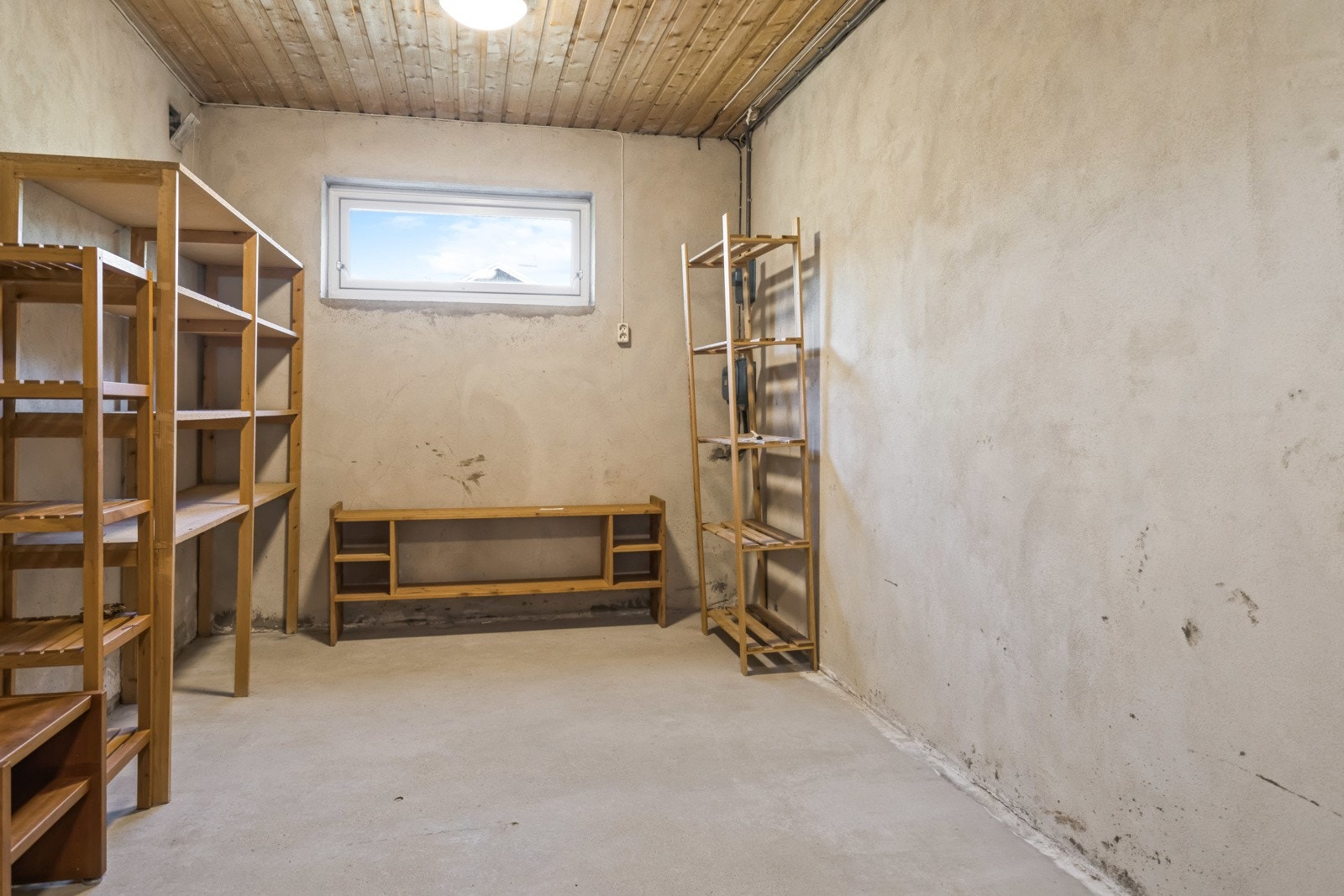 Boligen har mye lagringsplass i boder i kjelleren. Bod 1 avbildet her. Bod 2 ligger ved siden av denne boden og er ikke avbildet. Galleribilde