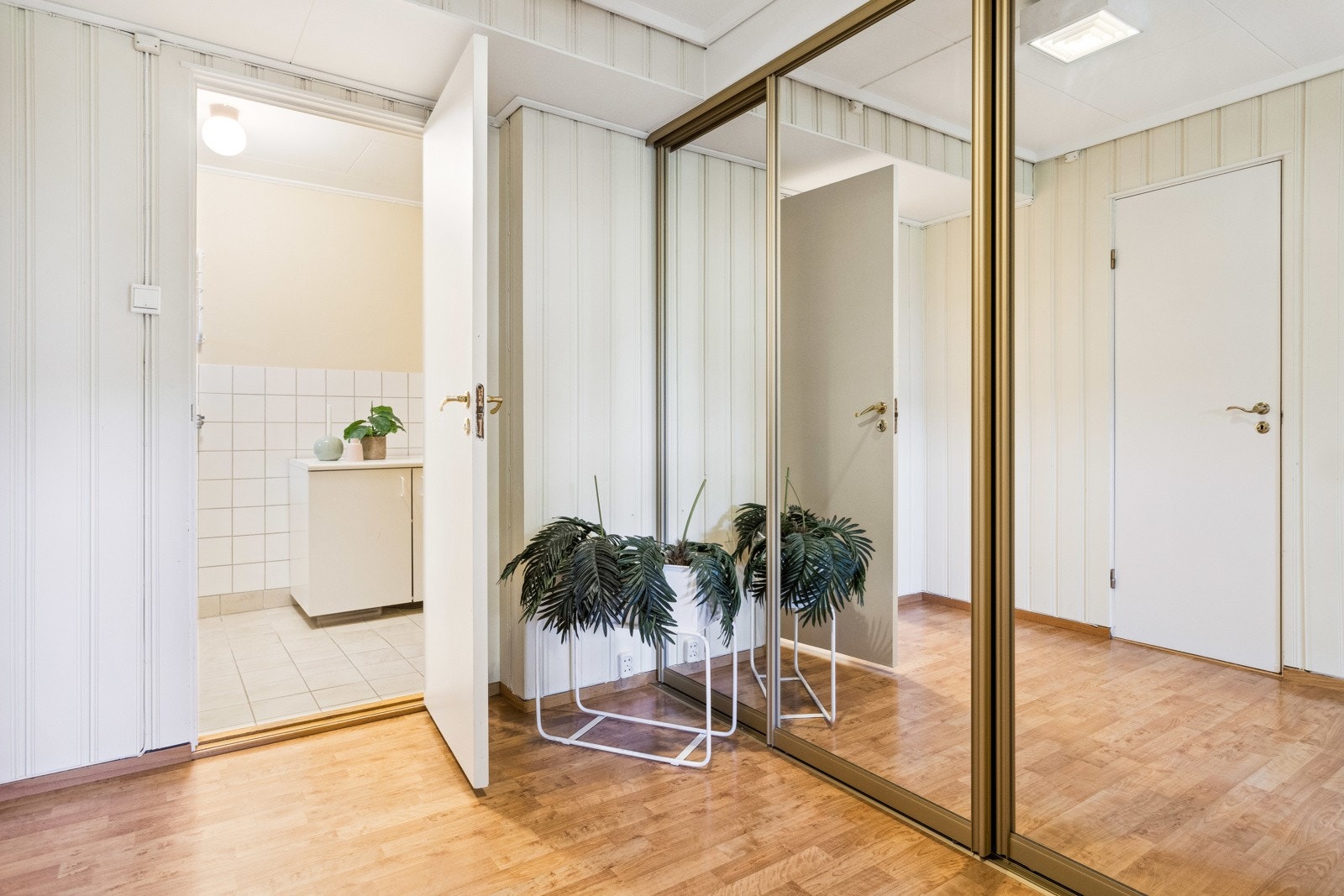 Velkommen inn! Du kommer inn i en romslig gang, med praktisk skyvedørsgarderobe. Galleribilde