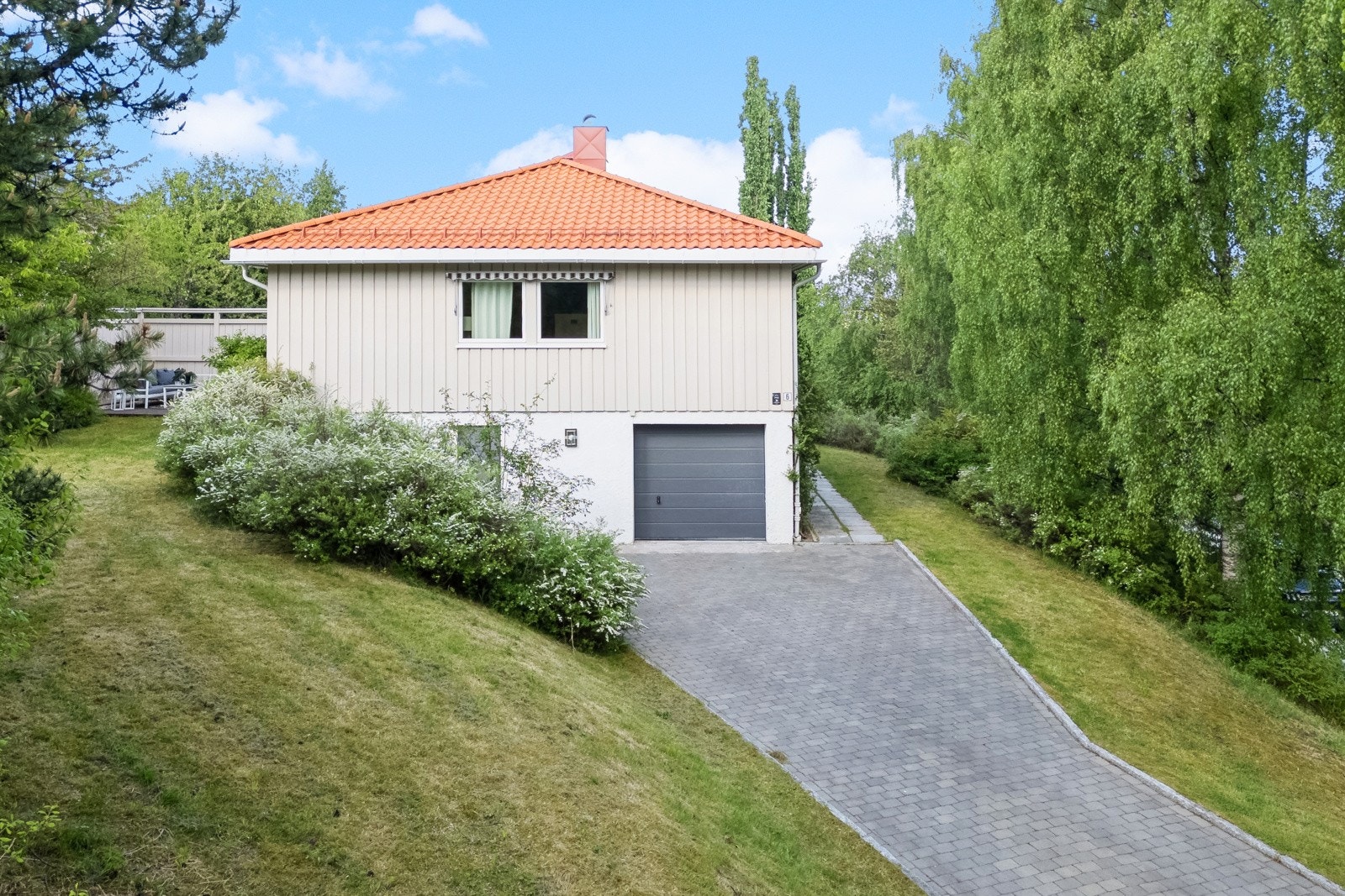 Her får du en flott arkitekttegnet enebolig med stor tomt i et svært populært boområde. Pent opparbeidet innkjørsel med belegningsstein. Galleribilde