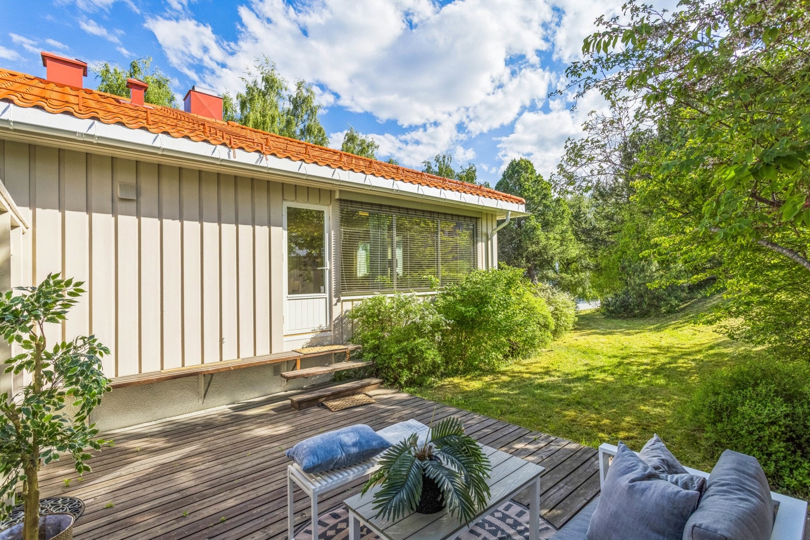 Eiendommen har en stor tomt med mye boltreplass. Galleribilde