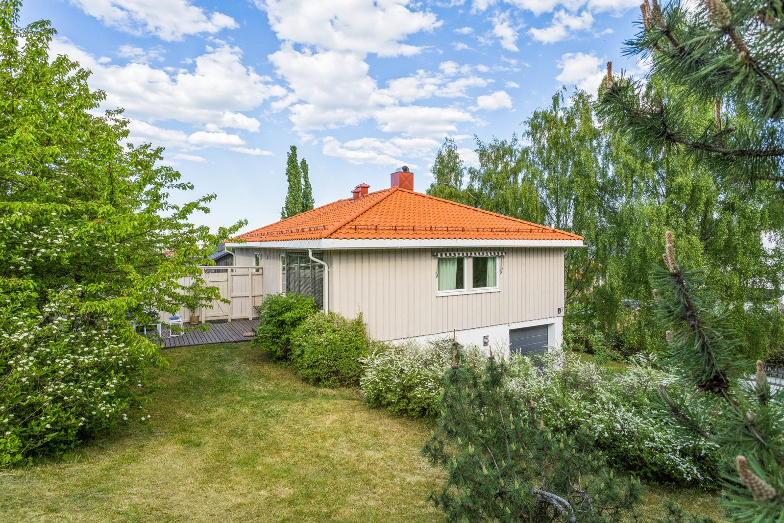 Fasaden er kledd med stående trekledning, og taket er tekket med takstein. Nytt tak fra 2022. Galleribilde