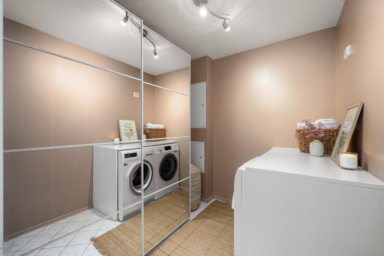 Praktisk vaskerom med opplegg til både vaskemaskin og tørketrommel. Her er det ikke varme i gulv men rommet har god plass til garderobeskap. Galleribilde