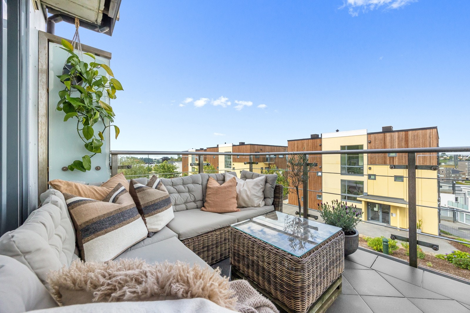 Fra stuen er det utgang til terrasse på 14 kvm med god plass for utemøbler Galleribilde