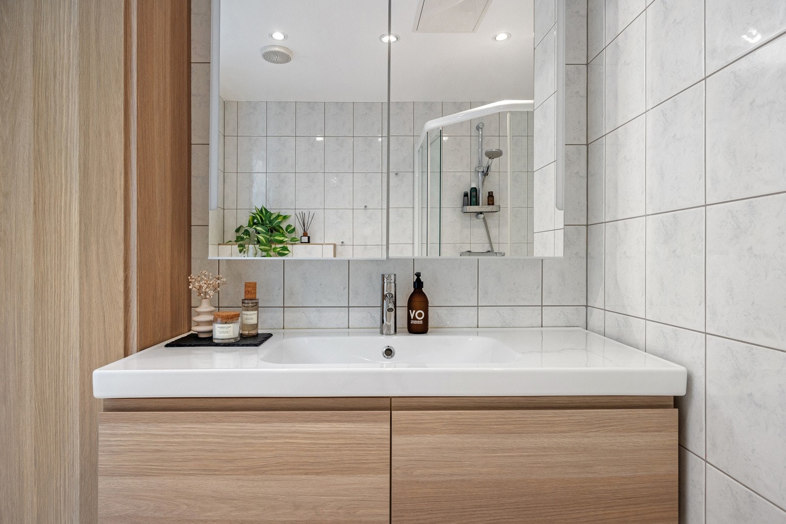 Dusjhjørnet er skjermet med glassdører og det er god plass på badet. Innredningen har servant, underskap og speil som ble oppgradert i 2022 Galleribilde