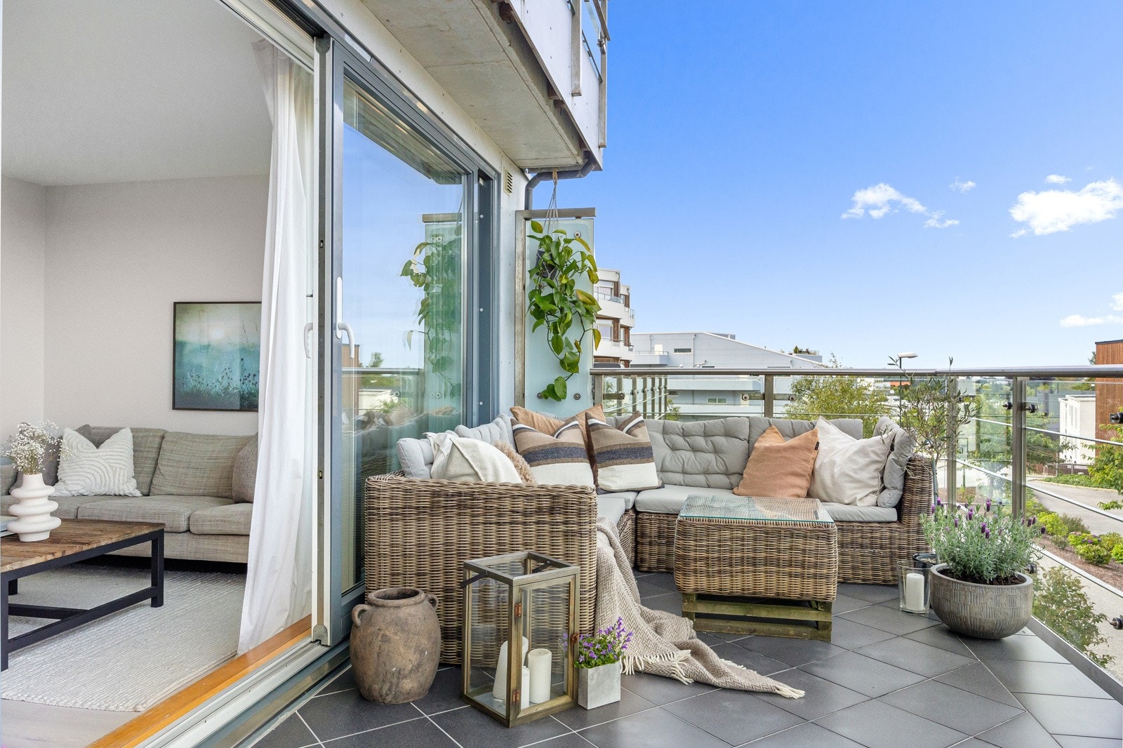 Fra stuen er det utgang til terrasse på 14 kvm med god plass for utemøbler. Galleribilde