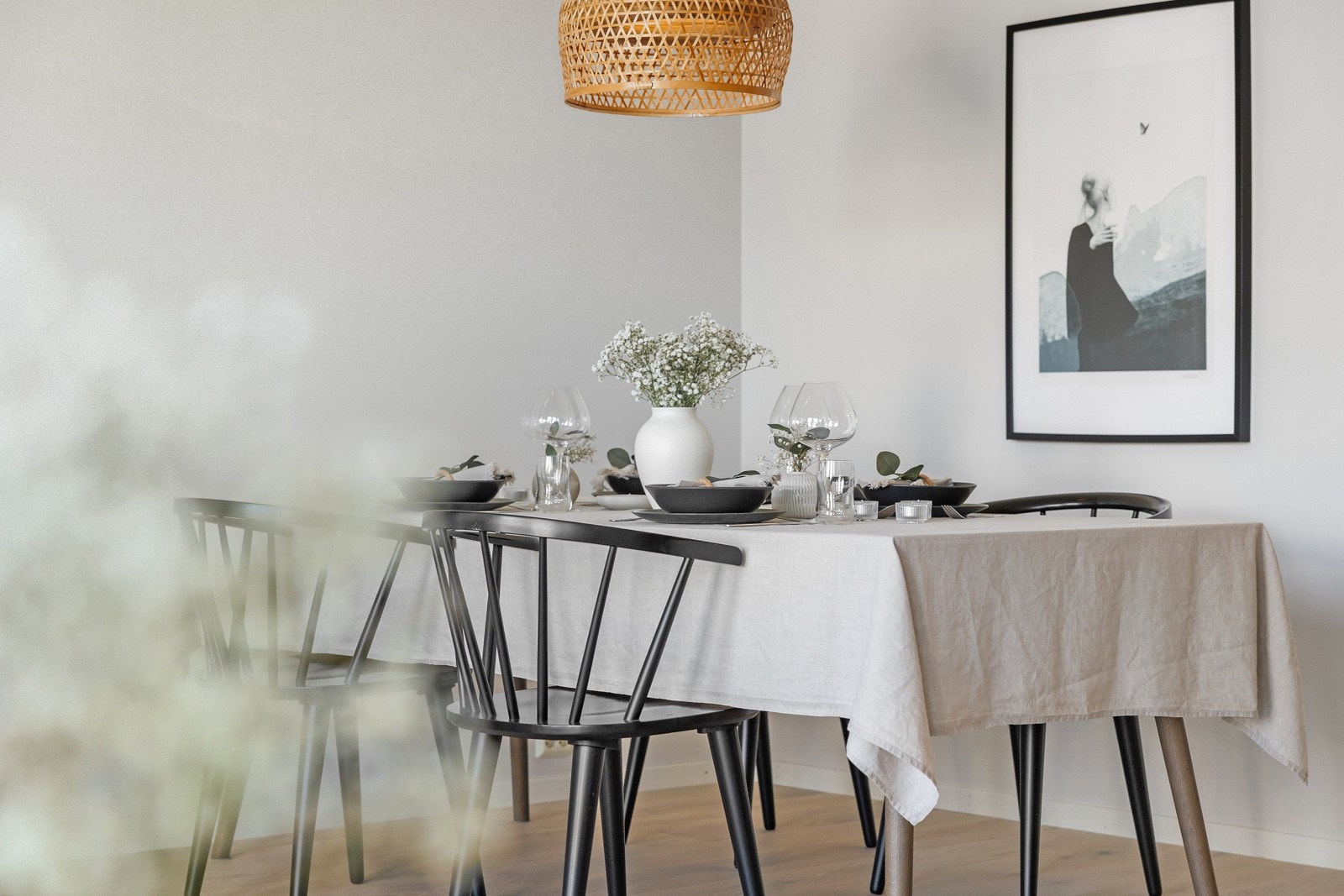På veggene er det malt gips og har nyere parkett på gulv. Galleribilde