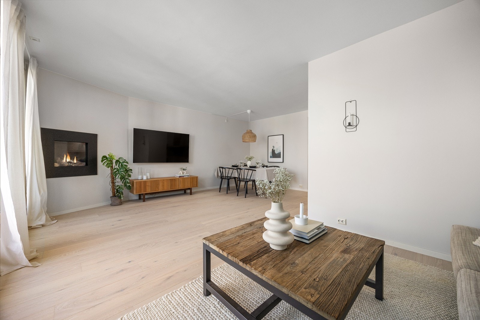 Stuen kan innredes med flere sittegrupper og god plass til spisebord. Galleribilde