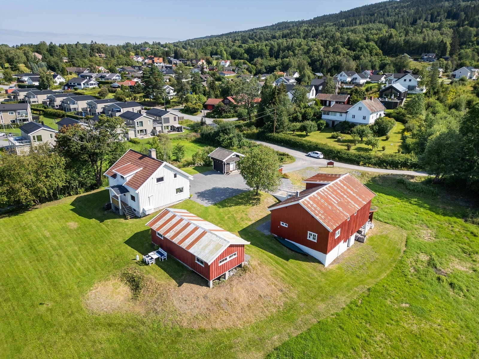 Eiendommen ligger i utkant av etablert boligområde Galleribilde