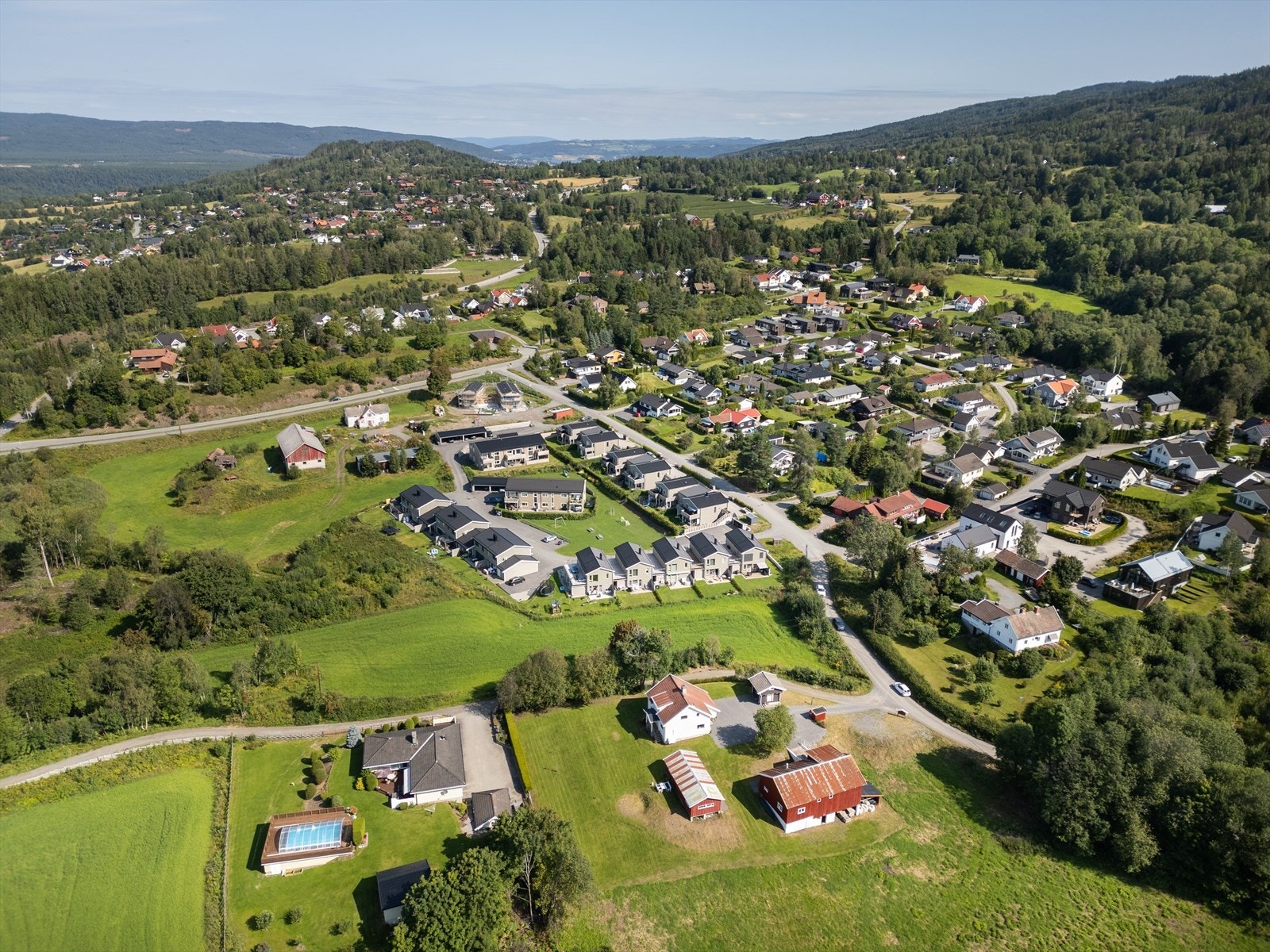 Oversiktsbilde med etablert boligområde i bakgrunn Galleribilde