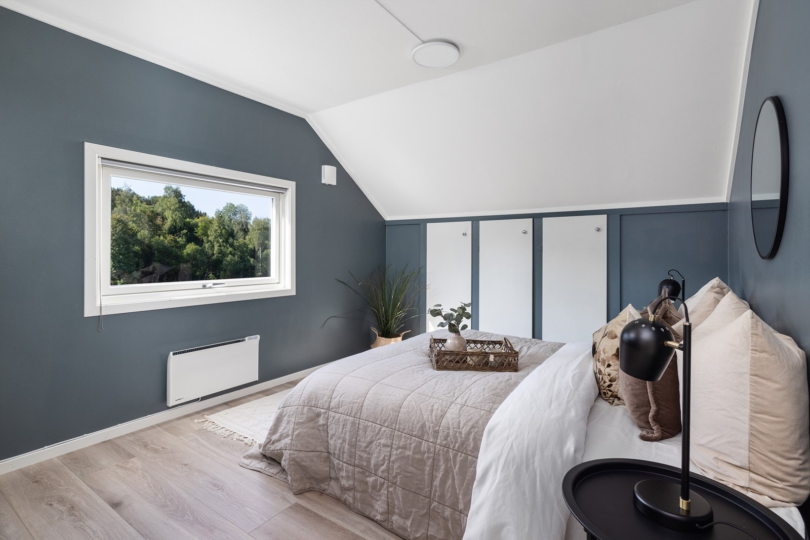 Soverom 1 med vindu mot syd Galleribilde