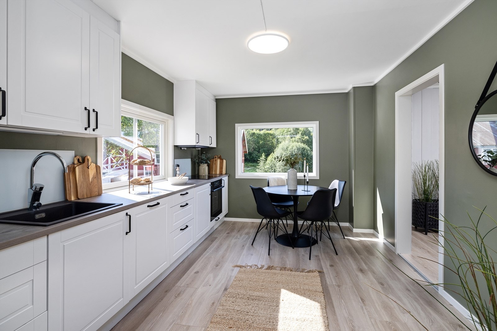 Hyggelig spiseplass på kjøkkenet. Galleribilde