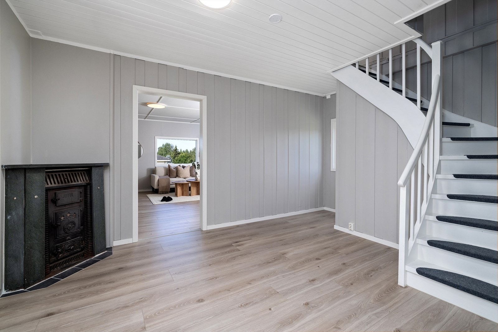 Trappegang/hall med trapp som tar deg opp til 2. etasje. Galleribilde