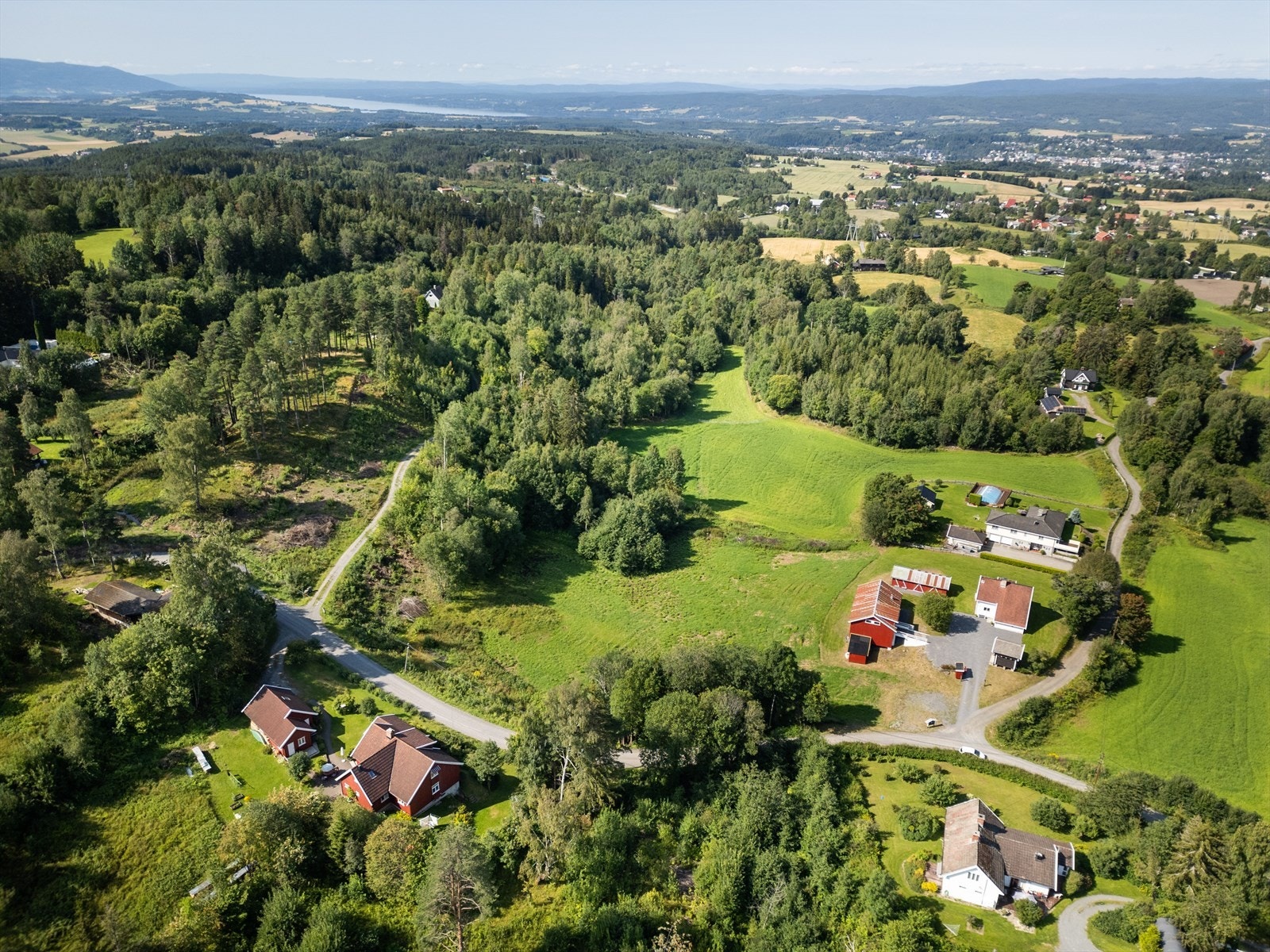 Oversiktsbilde med sentrum av Hønefoss, Tyrifjorden og fjellområder i vest i bakgrunn Galleribilde