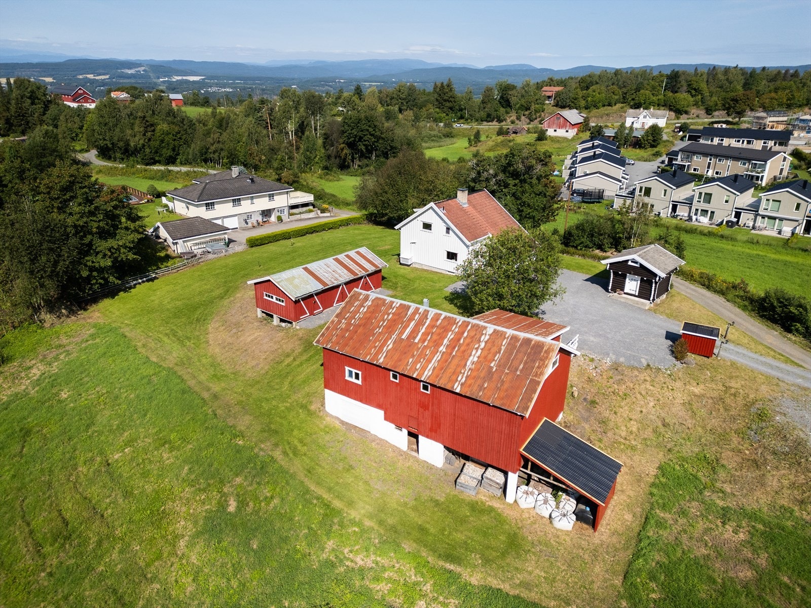 Oversiktsbilde med Nerbytunet og Ådalsfjellene/Vikerfjell i bakgrunn Galleribilde