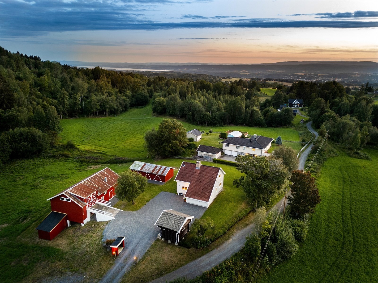 Velkommen til Bånntjernveien 19. Oversiktsbilde med Tyrifjorden og fjellområder i vest i bakgrunn Galleribilde