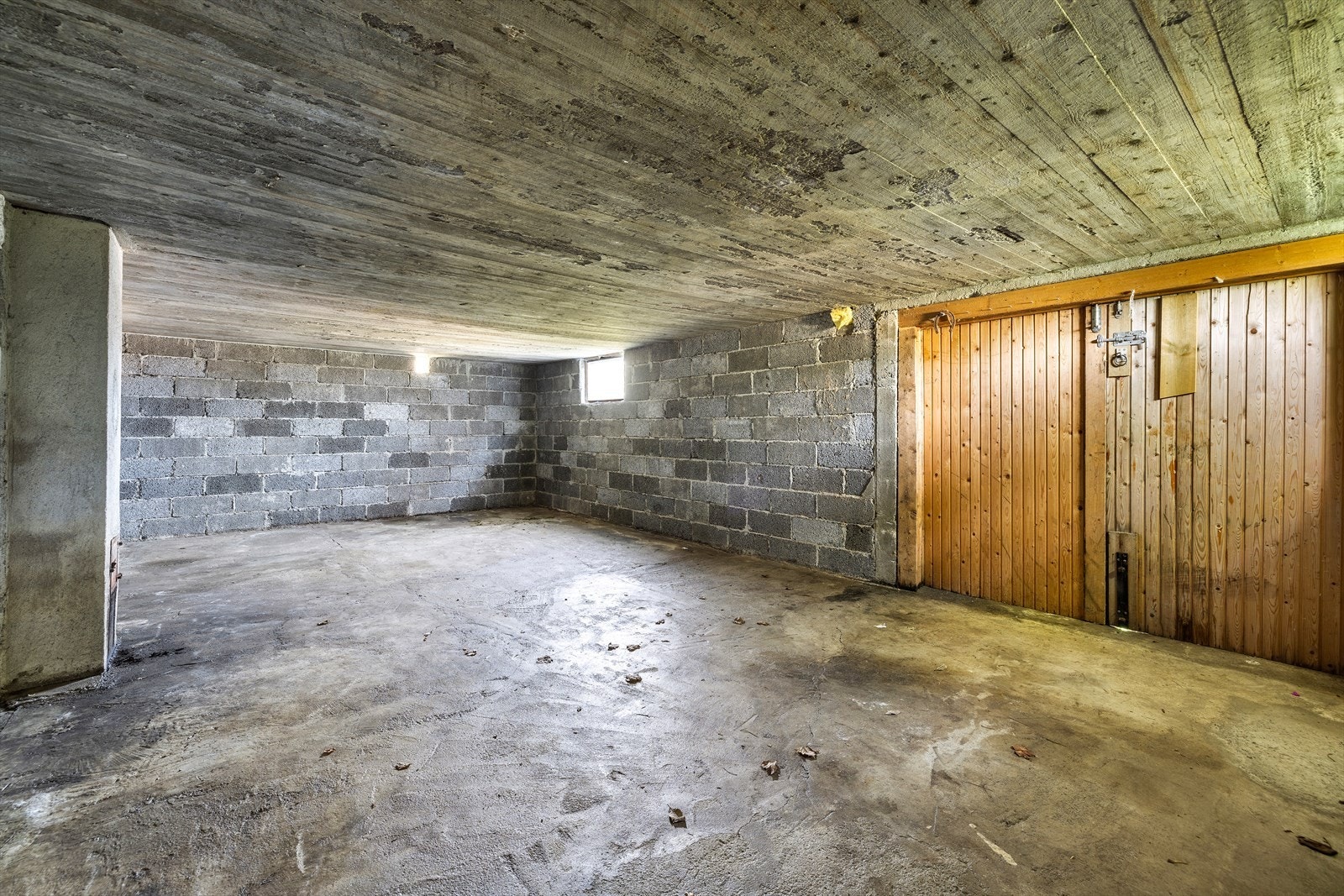 Uinnredet kjeller med adkomst fra hagen og trapp fra enebolig, benyttet til lagring av redskaper Galleribilde