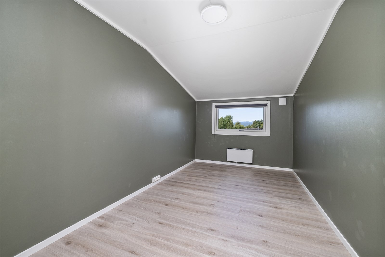 Soverom 3 med vindu mot vest Galleribilde