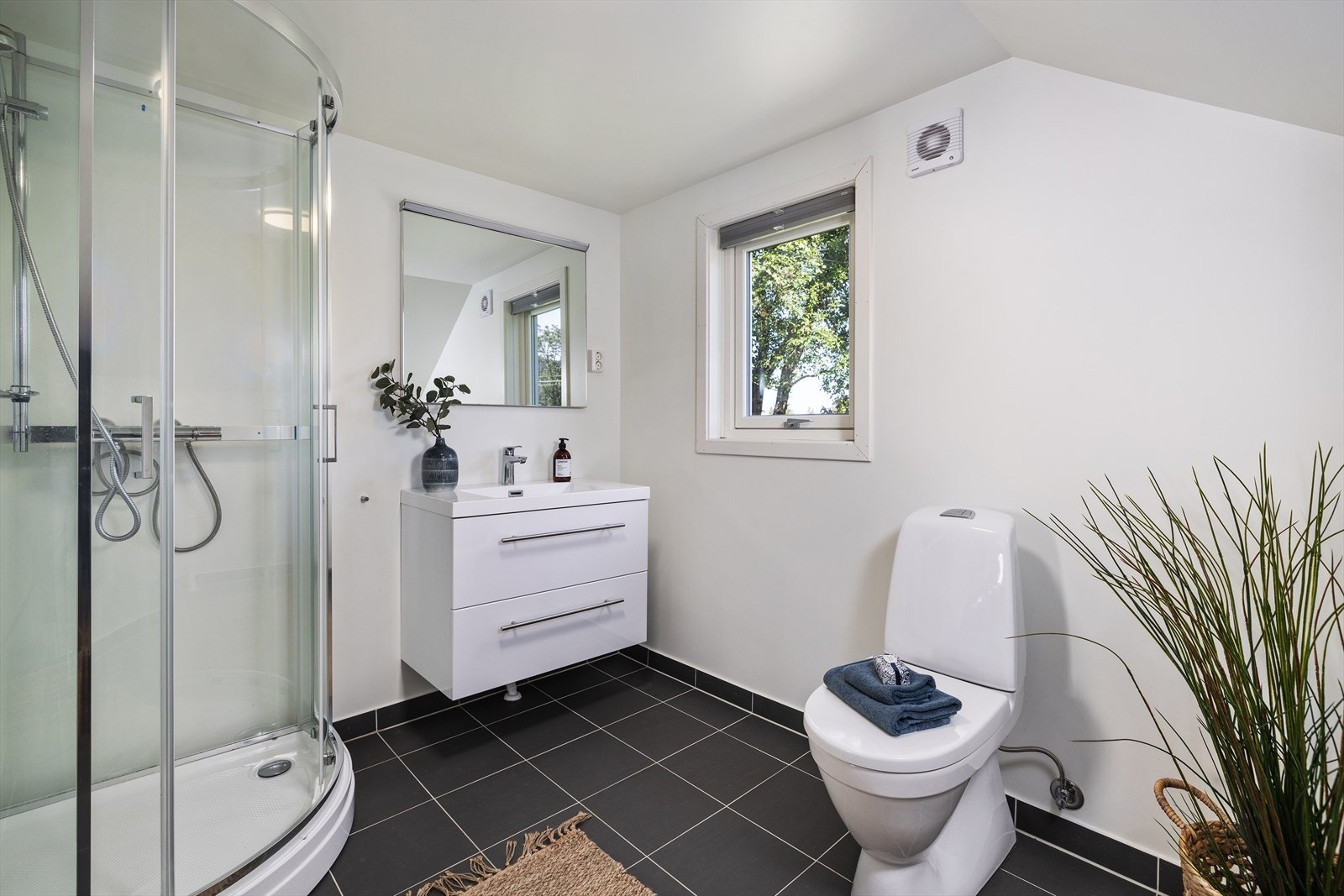 Bad fra 2021 med gulvvarme Galleribilde