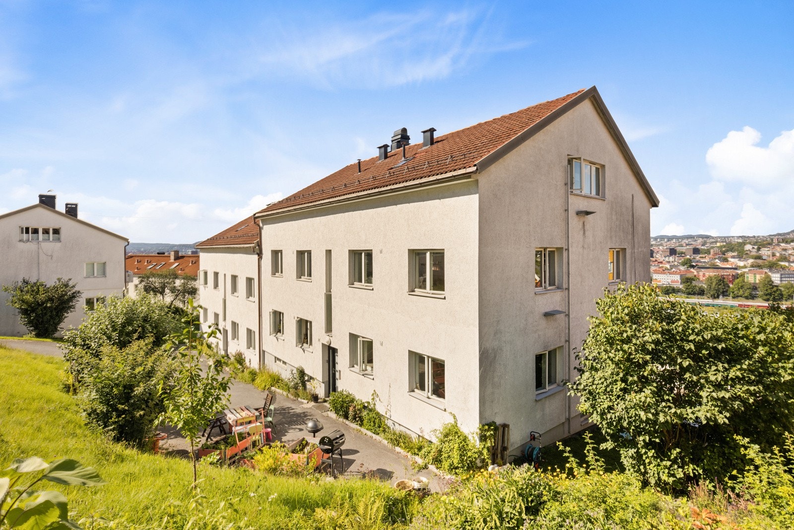 Meget god beliggenhet, med holdeplass til 74- og 34-bussen mot sentrum kun 230 meter unna Galleribilde