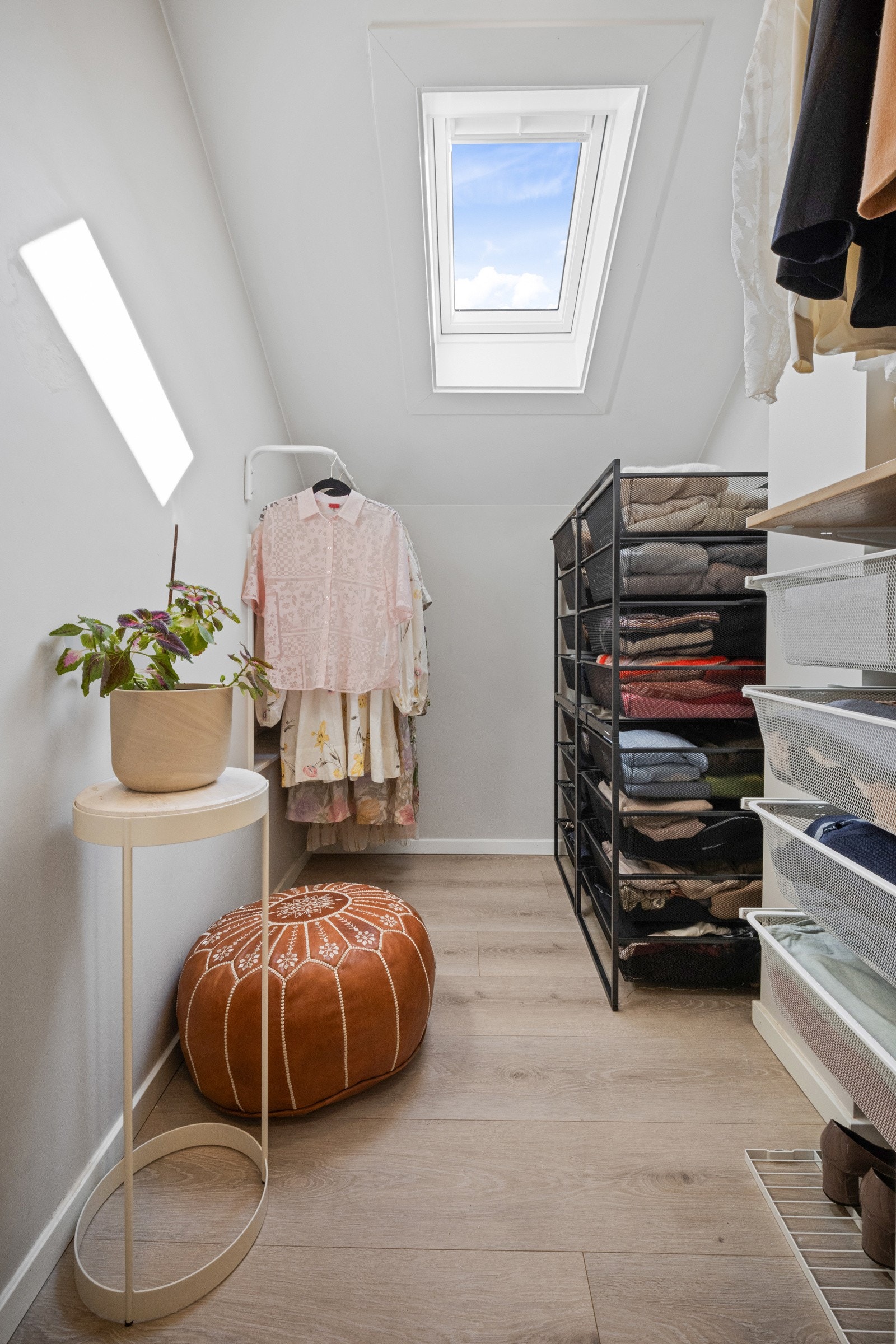 Walk-in closet med gode løsninger, som også kan benyttes som kontor Galleribilde