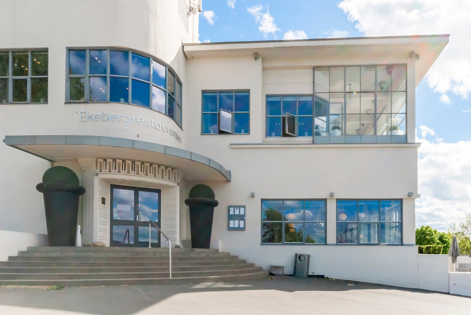 Det er flere populære spisesteder i nærområdet, eksempelvis Ekebergrestauranten med fantastisk utsikt og god mat Galleribilde