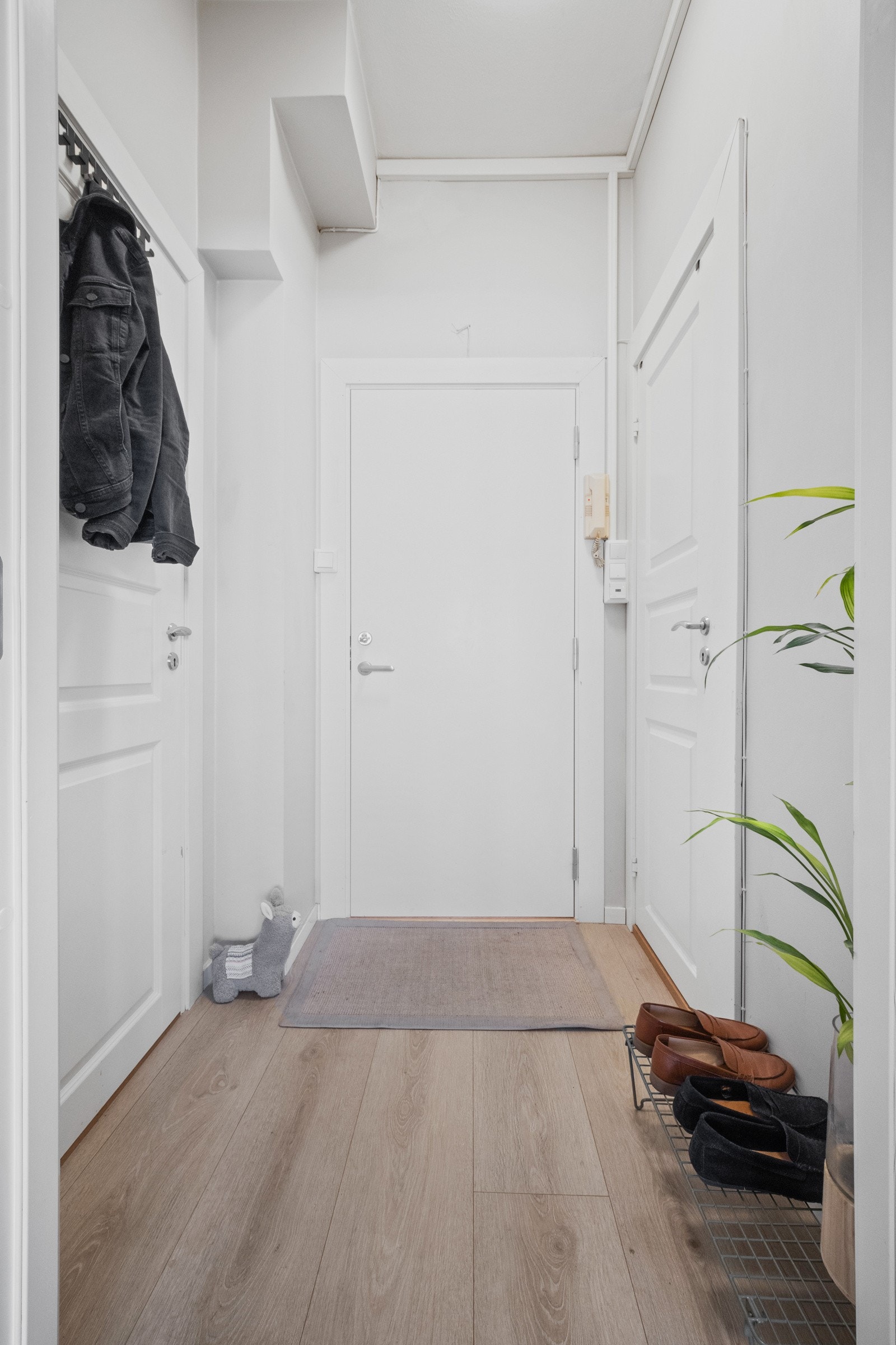 Innbydende entré med inngang til bad og walk-in closet Galleribilde