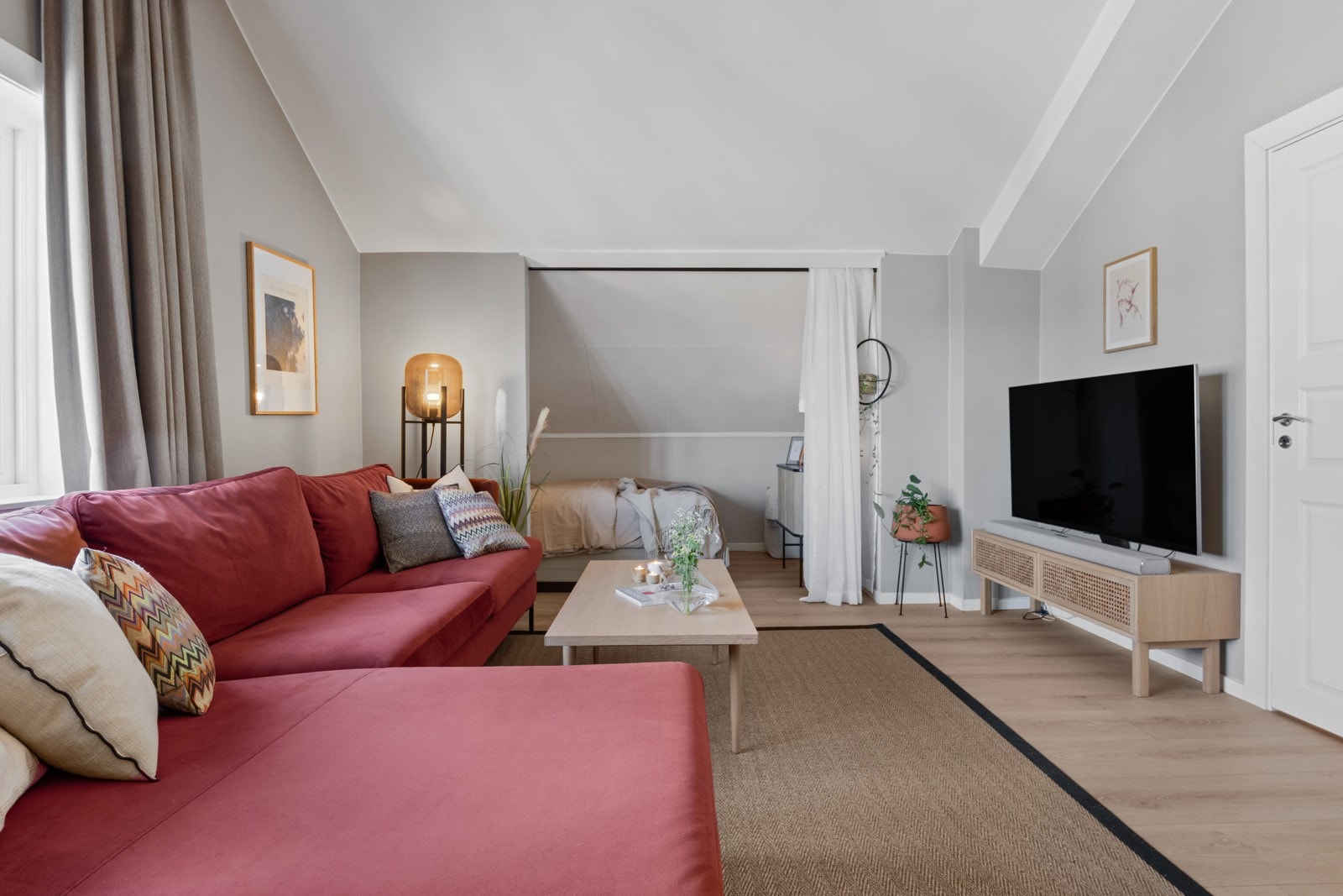 God plass til stor sofa og tv-møblement Galleribilde