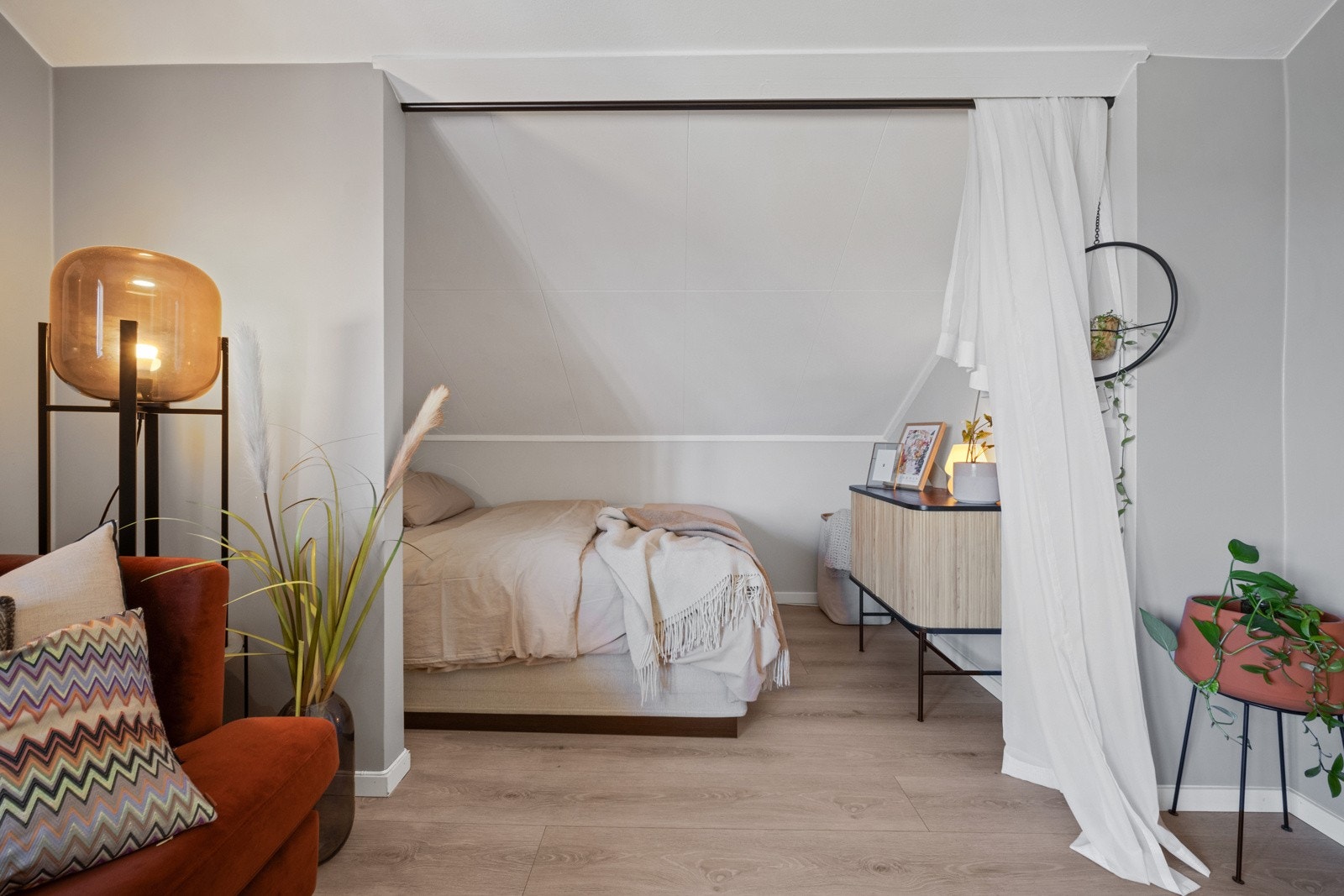 Smart sovealkove med gardiner som kan trekkes for, og god plass til dobbeltseng og kommode Galleribilde
