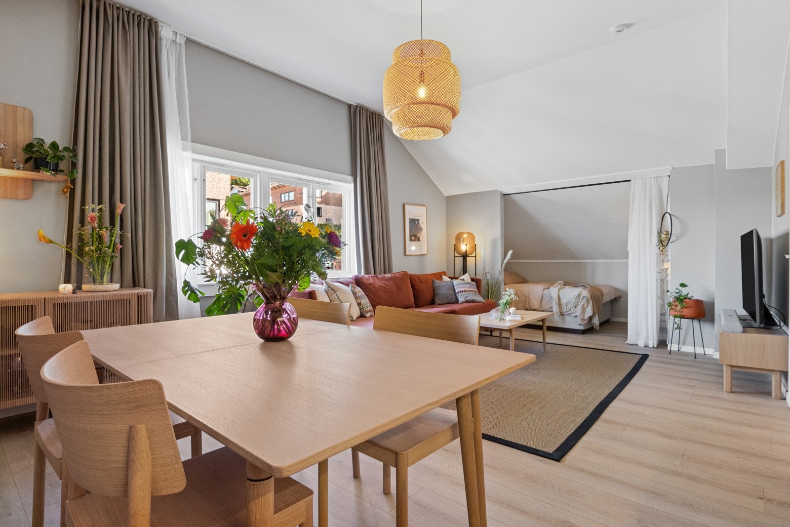 Med en ekstra bordplate er det god plass til å sitte 10 rundt bordet for mat og sosiale lag Galleribilde
