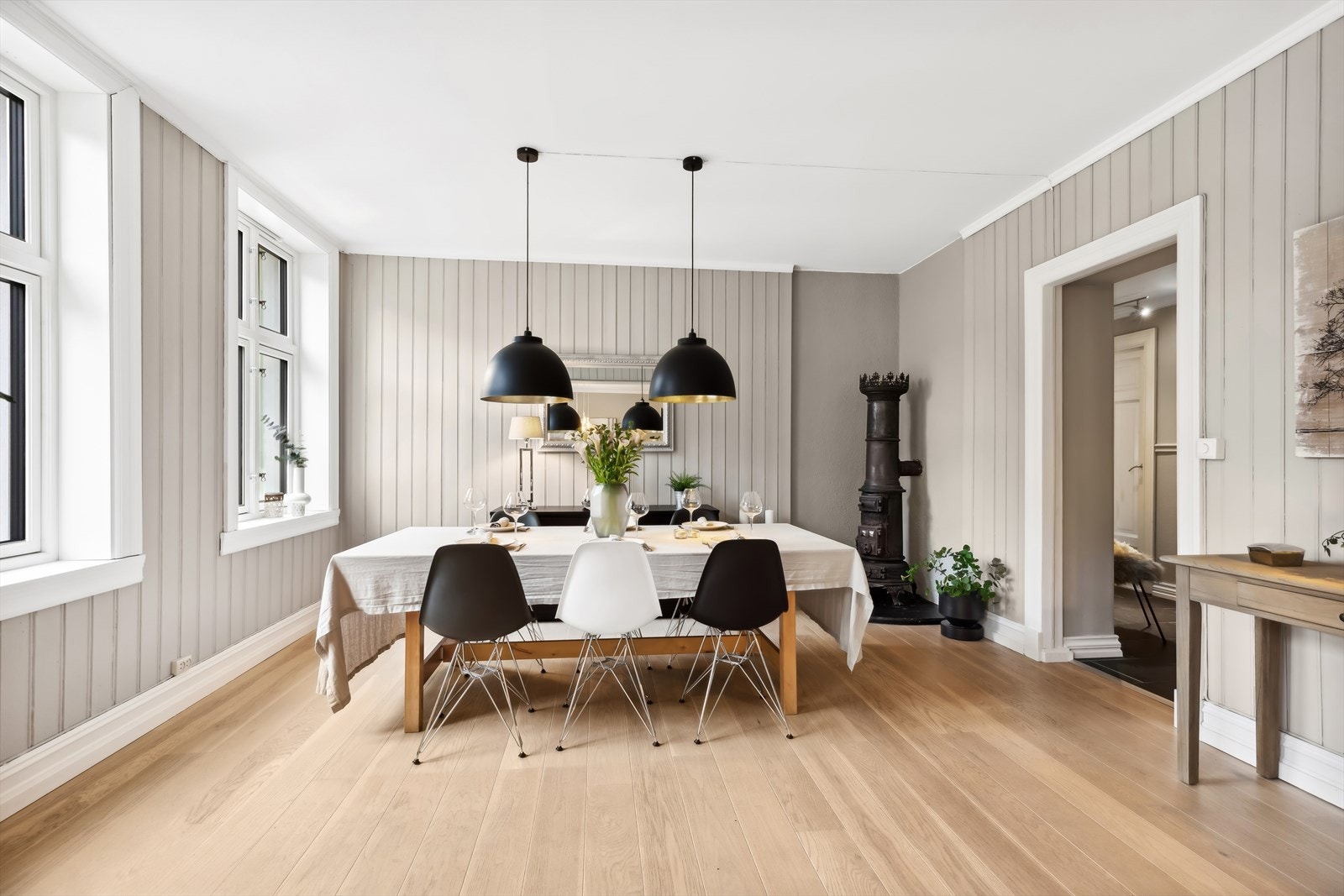 Dette lyse og romslige spisestueområdet gir en innbydende og varm atmosfære. Store vinduer slipper inn rikelig med naturlig lys, noe som forsterker rommets luftige følelse Galleribilde