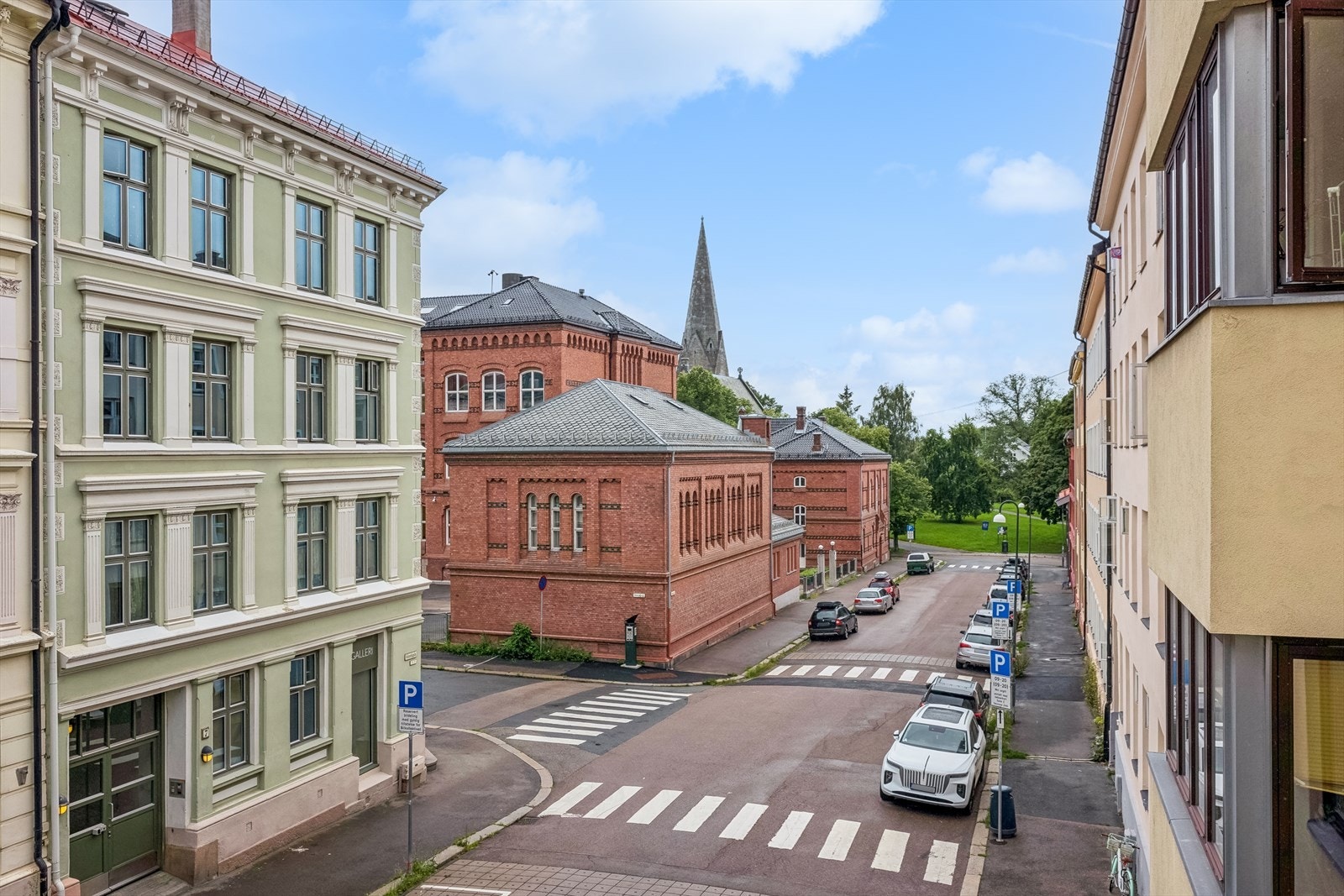 Skolen og parken i nærhet Galleribilde