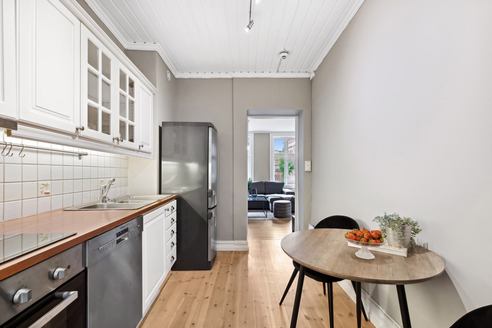 Kjøkkenet er utstyrt med moderne, integrerte hvitevarer inkludert oppvaskmaskin, stekeovn og nedfelt platetopp. Kjøkkenventilator med kullfilter sørger for frisk luft under matlagingen. Her har du også god plass til et mindre spisebord Galleribilde