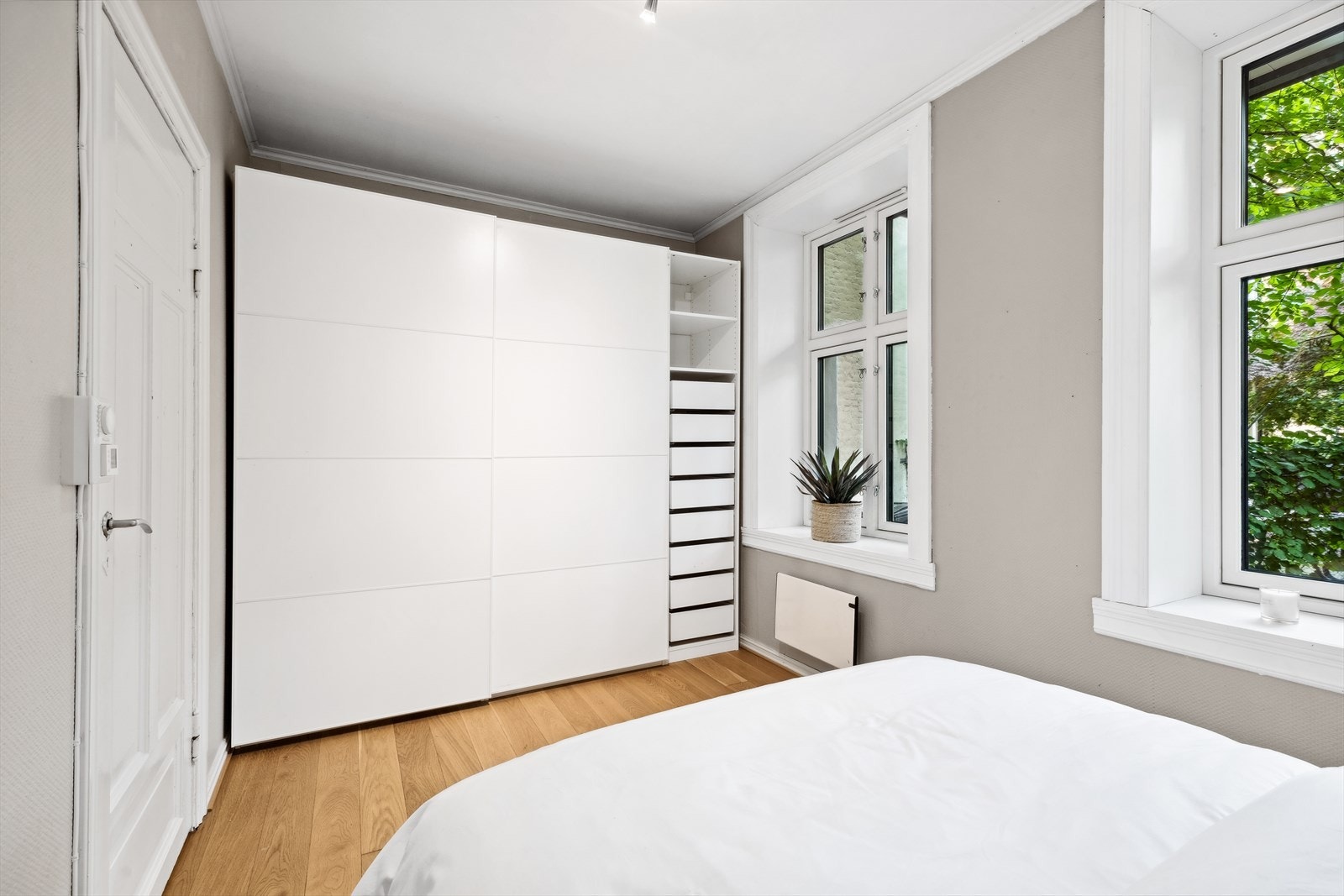 Romslig garderobeskap Galleribilde