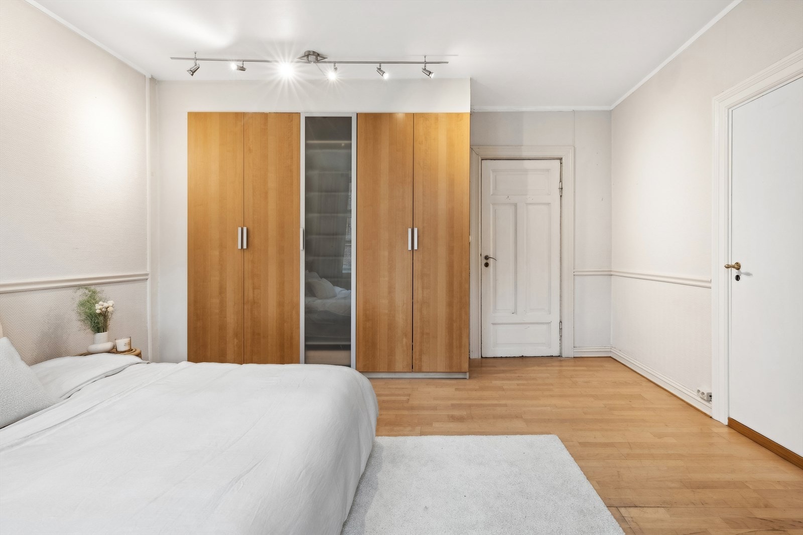 Romslig garderobe Galleribilde