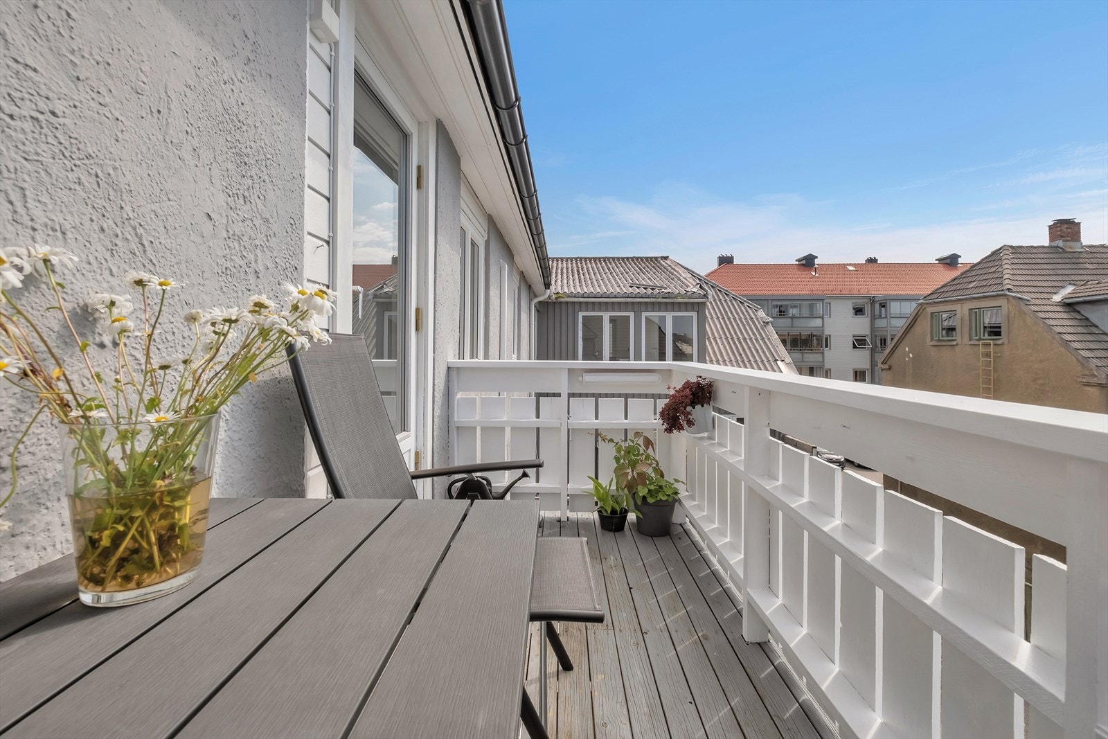 En flott balkong med utsikt over bakgården Galleribilde