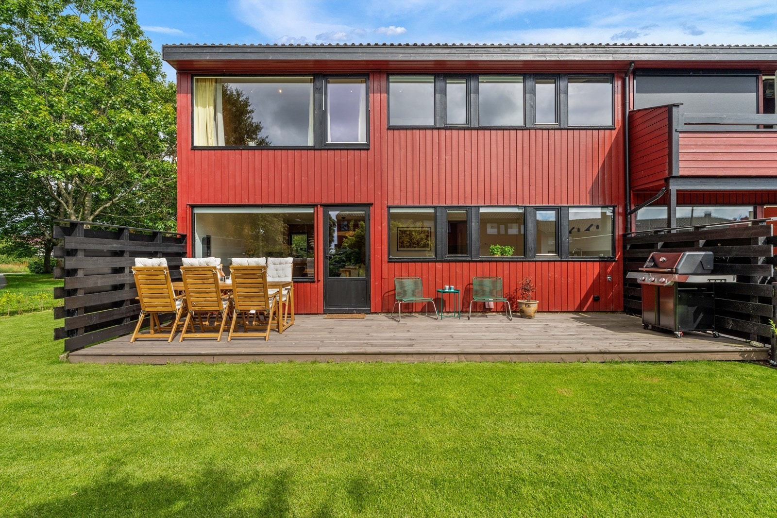 Ny terrasse på fremsiden. Solrik. Deilig og tilbringe sommerdagene på. Galleribilde