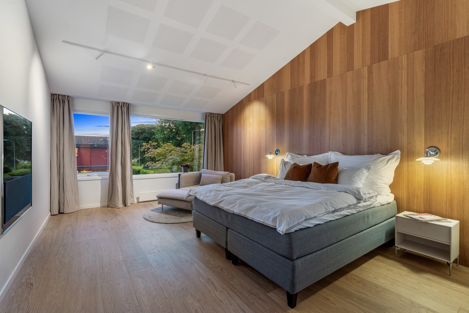 Stort hovedsoverom med generøs takhøyde. Akkustikkplater i tak. Galleribilde