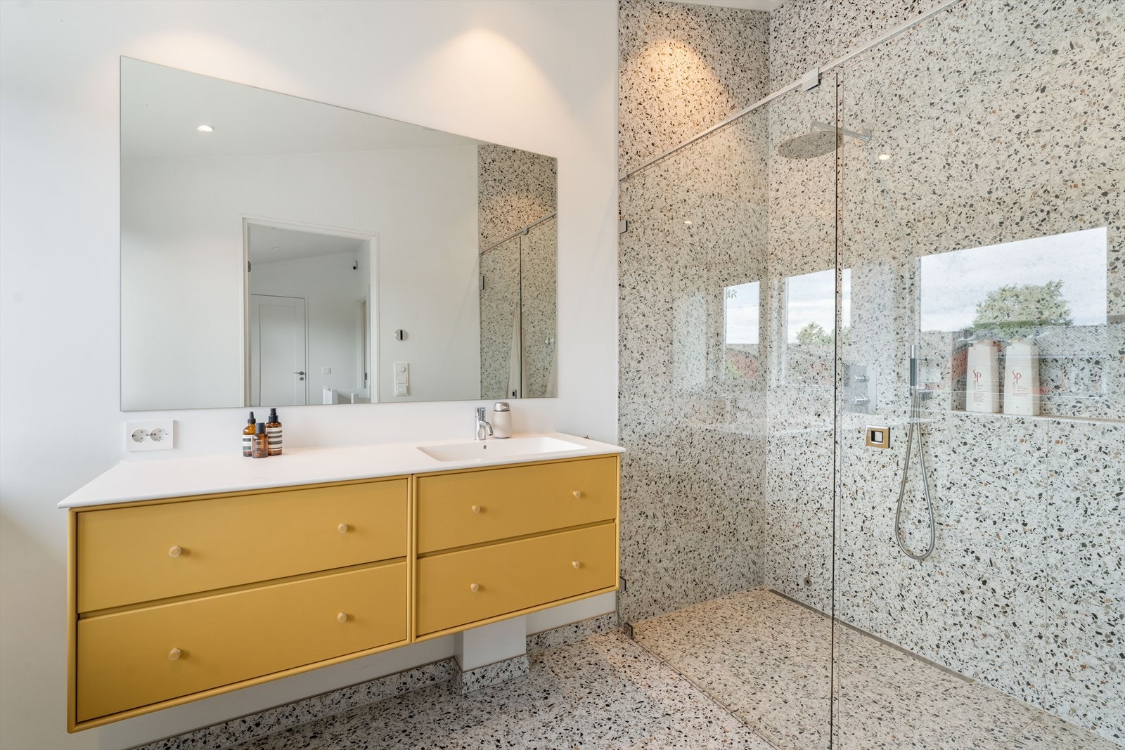 Baderomsmøbler fra Montana med Vola blandebatteri. Galleribilde