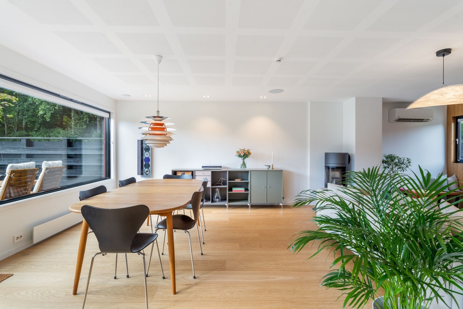 Akustikkplater montert i tak på stue/kjøkken og alle soverom for bedre lydopplevelse. Galleribilde