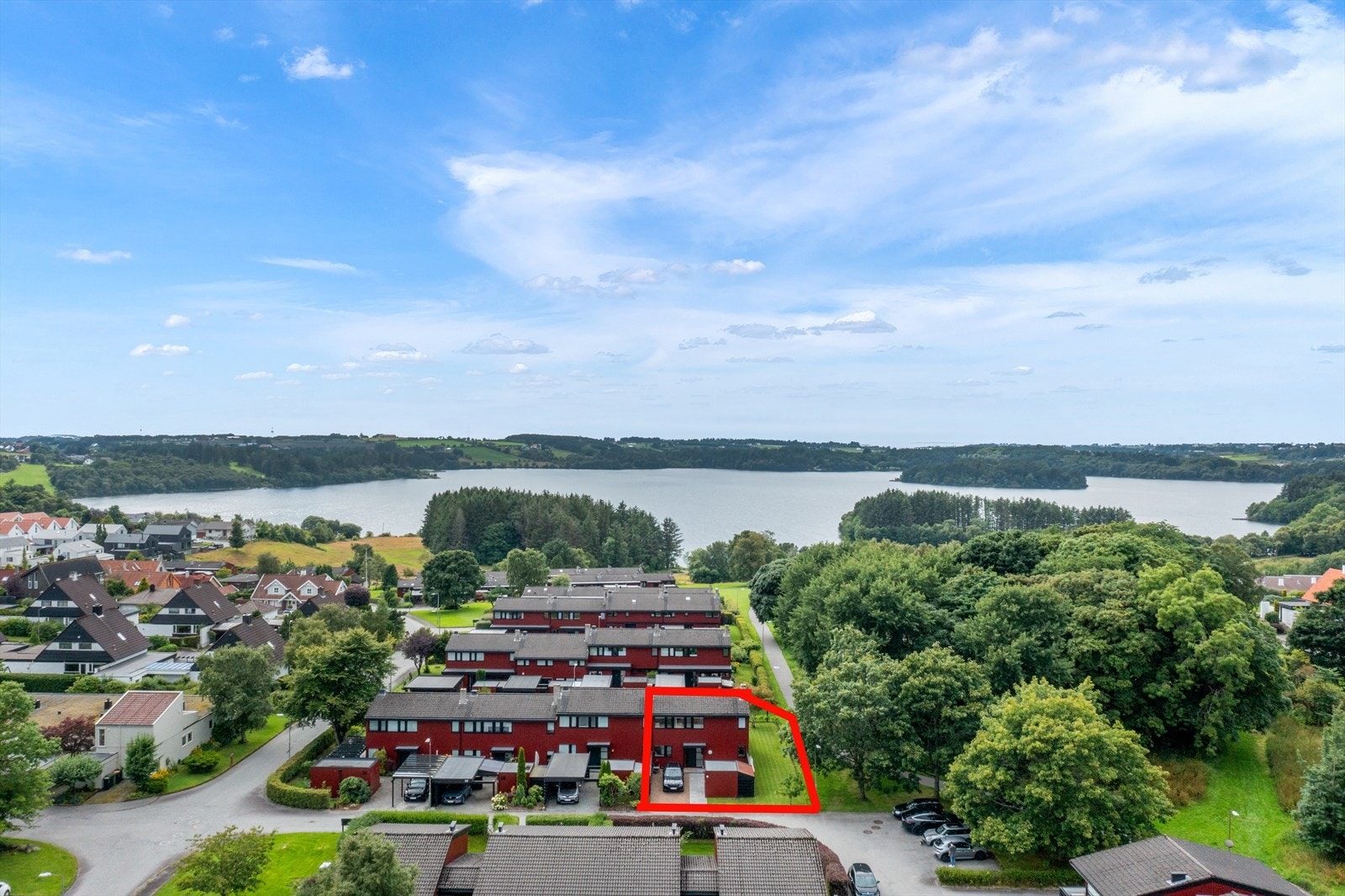 Boligen ligger i umiddelbar nærhet til Store Stokkavann. Galleribilde