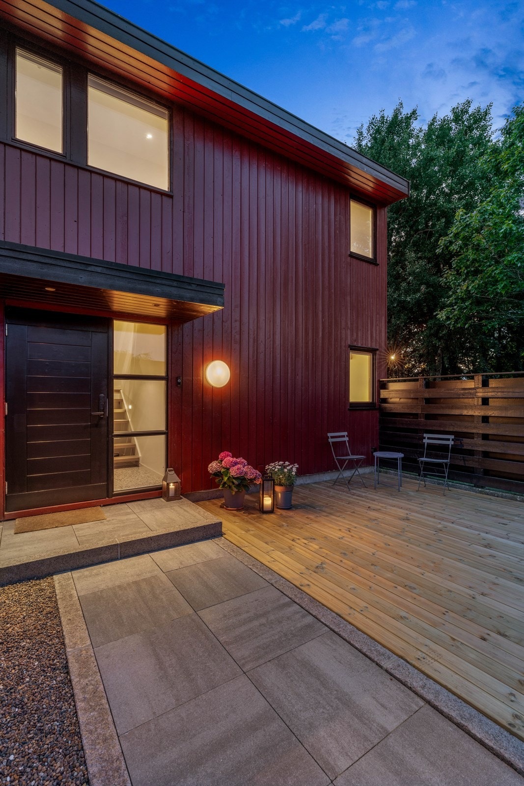 Skjermet terrasse ved inngangsparti. Galleribilde