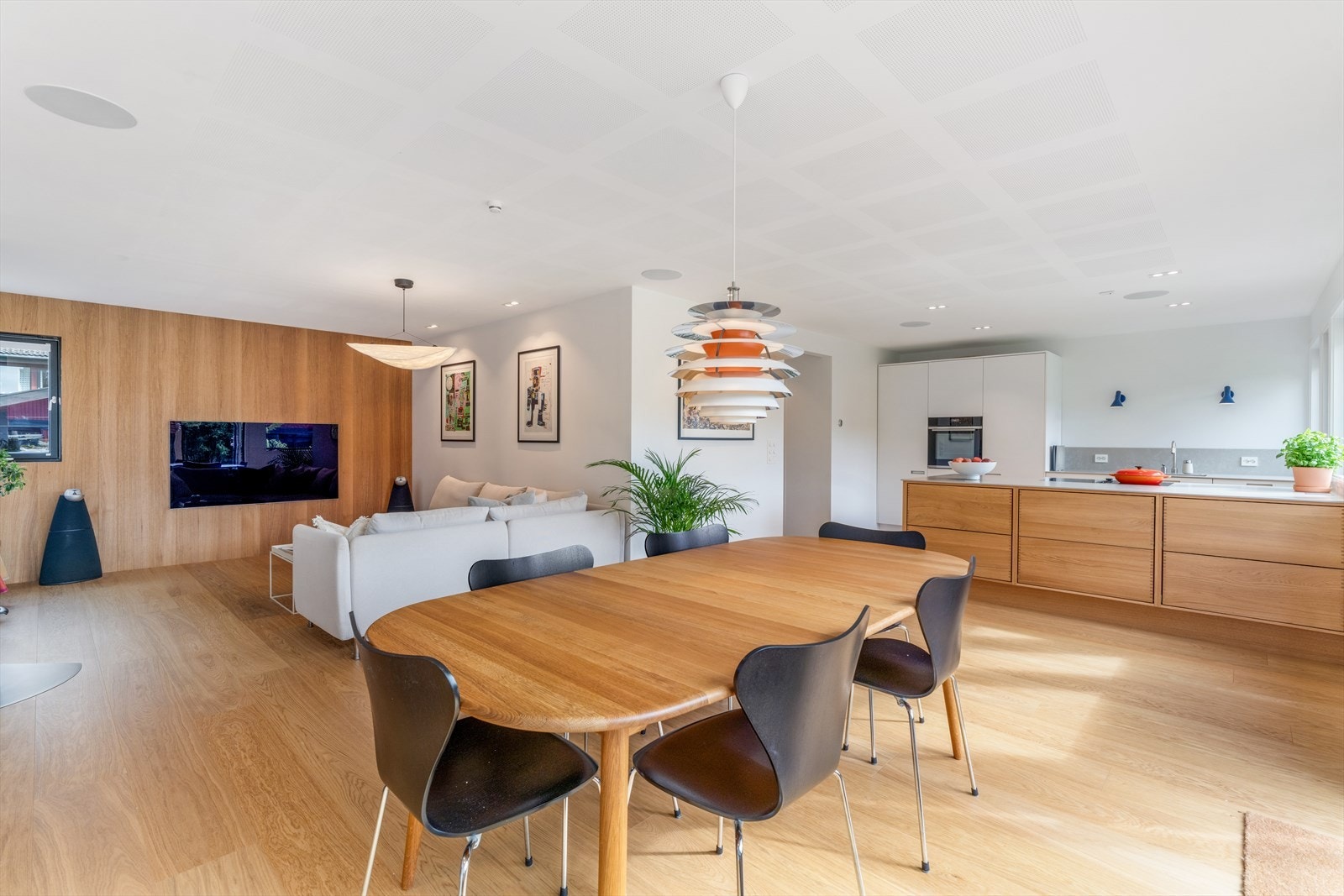 Delikat og eksklusivt materialvalg går igjen i hele boligen. Galleribilde