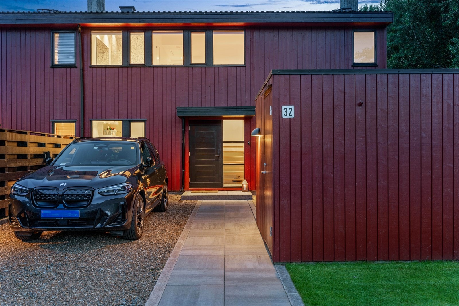 o Ny belegningsstein fra gate og inn til hoveddør. Elvesingel lagt i oppkjørselen. Galleribilde