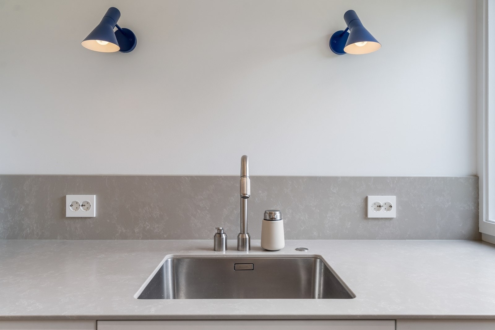 Benkeplate i kompositt av merket Silestone. Galleribilde