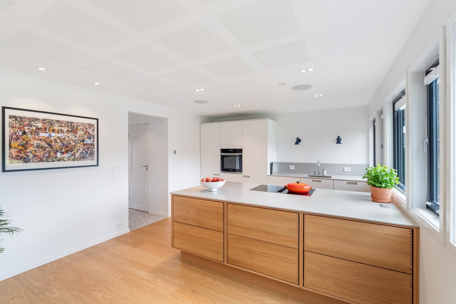 Delikat kjøkken fra Svane med integrerte hvitevarer. Galleribilde